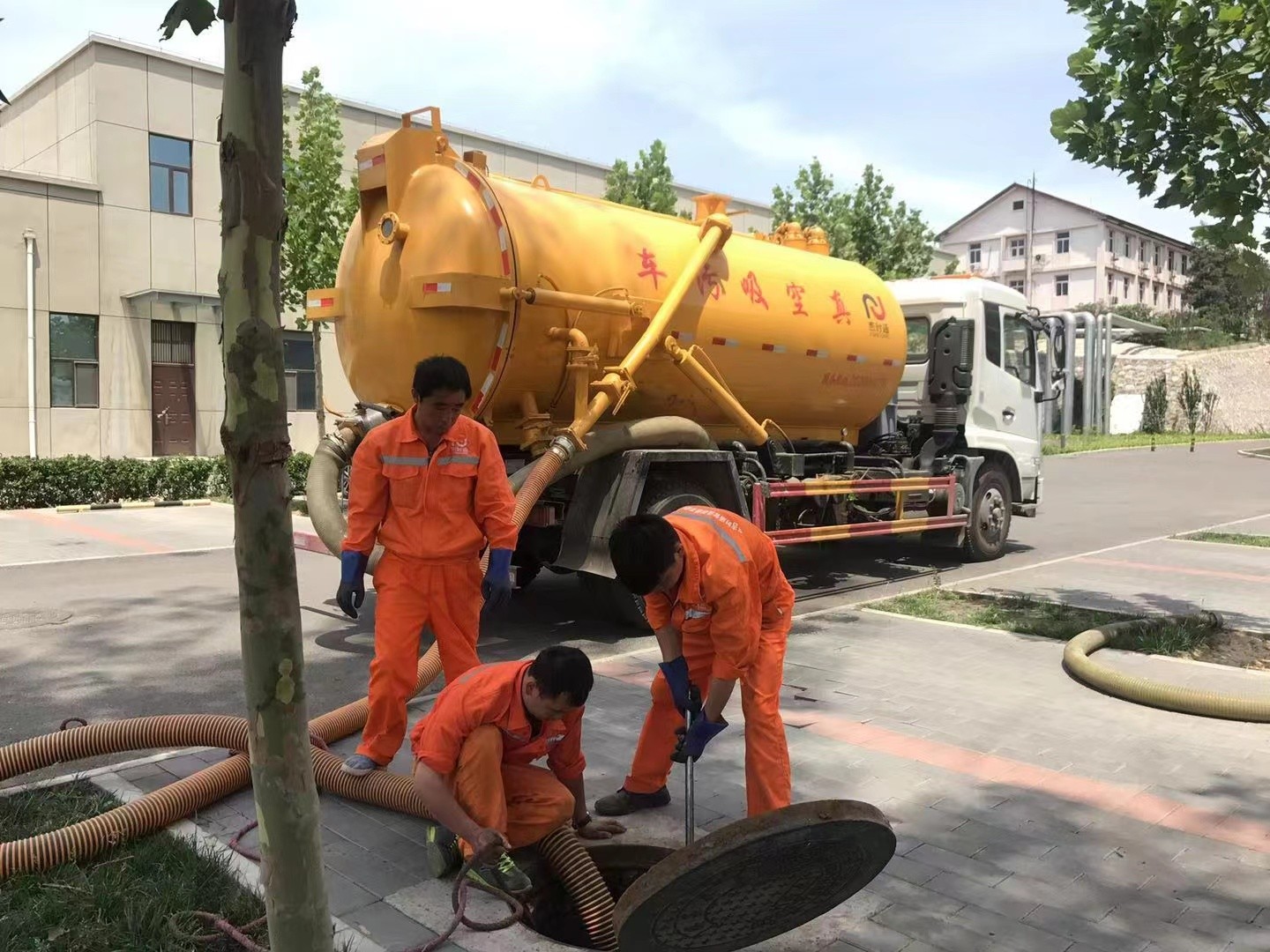 仙桃管道疏通车停在窨井附近