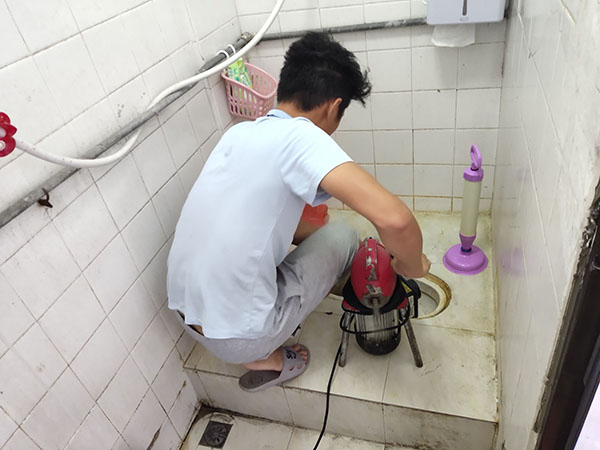 仙桃管道堵塞冒臭气 专业师傅现场解决问题