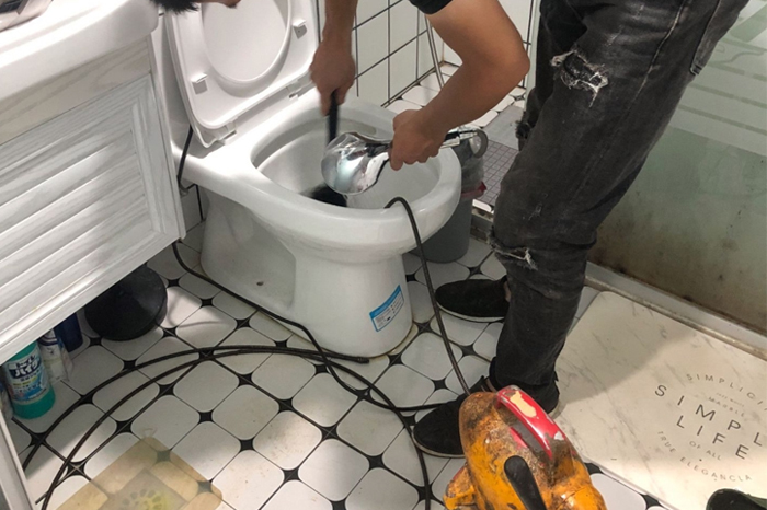 仙桃马桶堵塞自己疏通还是找师傅?专业上门服务让你省时更省心